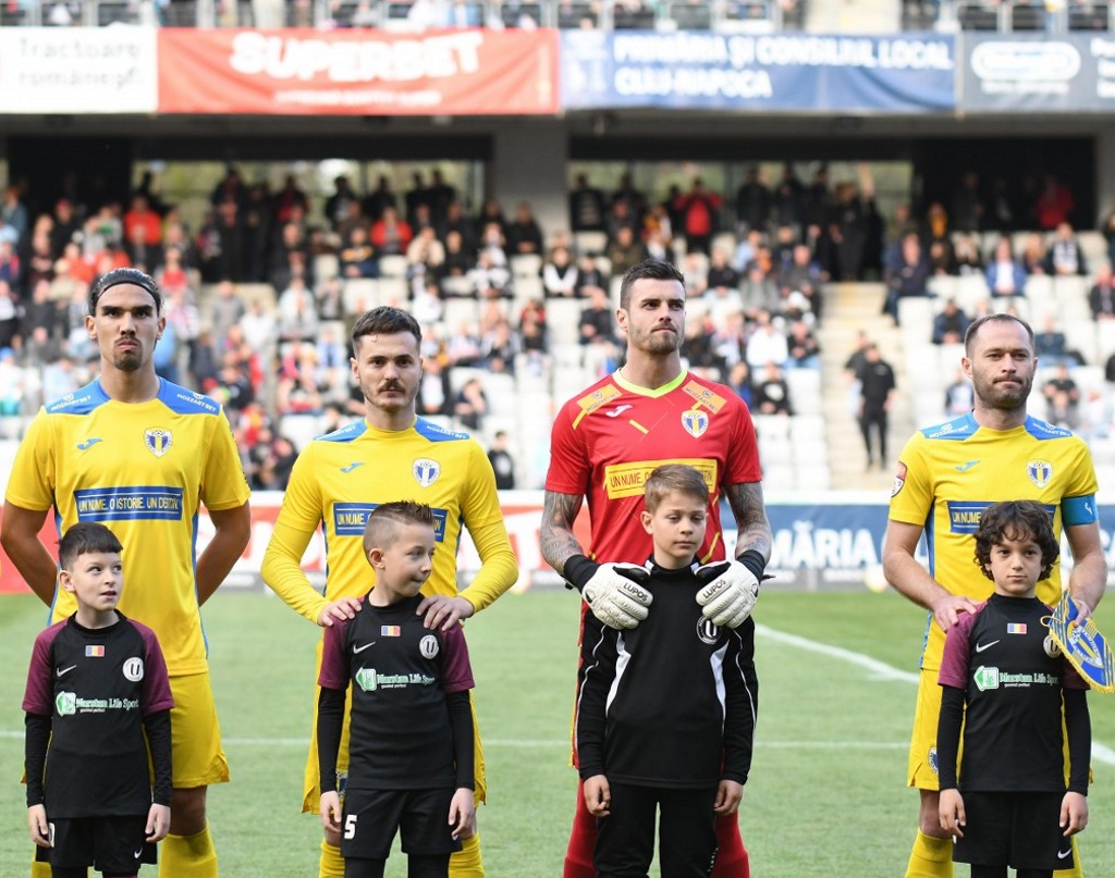 Ce s-a întâmplat pe “Cluj Arena” și ce, parcă, a “pregătit” coșmarul din prima repriză a derbiului dintre “U” și Petrolul. În funcție de simpatii și antipatii, vina rezultatelor mai modeste din anul 2022 ale “lupilor” trece de la unii la alții! Ce s-a întâmplat pe “Cluj Arena” și ce, parcă, a “pregătit” coșmarul din prima repriză a derbiului dintre “U” și Petrolul. În funcție de simpatii și antipatii, vina rezultatelor mai modeste din anul 2022 ale “lupilor” trece de la unii la alții!