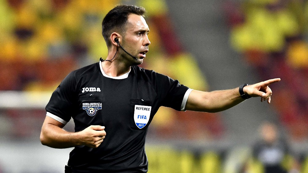 La derbiul returului play-off-ului Ligii a II-a, Universitatea Cluj – FC Petrolul Ploiești, Comisia Centrală de Arbitri a optat numai pentru un singur arbitru de prim eșalon, asistenții fiind din lotul celui secund! Premieră absolută de când “lupii” combat în dificilele întreceri pentru promovarea pe prima scenă!