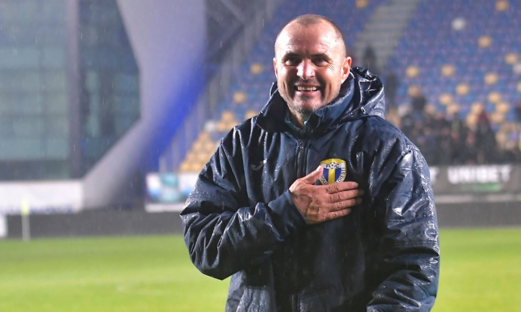 Brigadă de prim eșalon, la derbiul de pe stadionul Steaua al Petrolului, cu CSA Steaua. Centralul delegat, adus tocmai de la aproape 640 de kilometri, dar s-a strecurat în brigadă – se putea altfel? – și un asistent din… București!