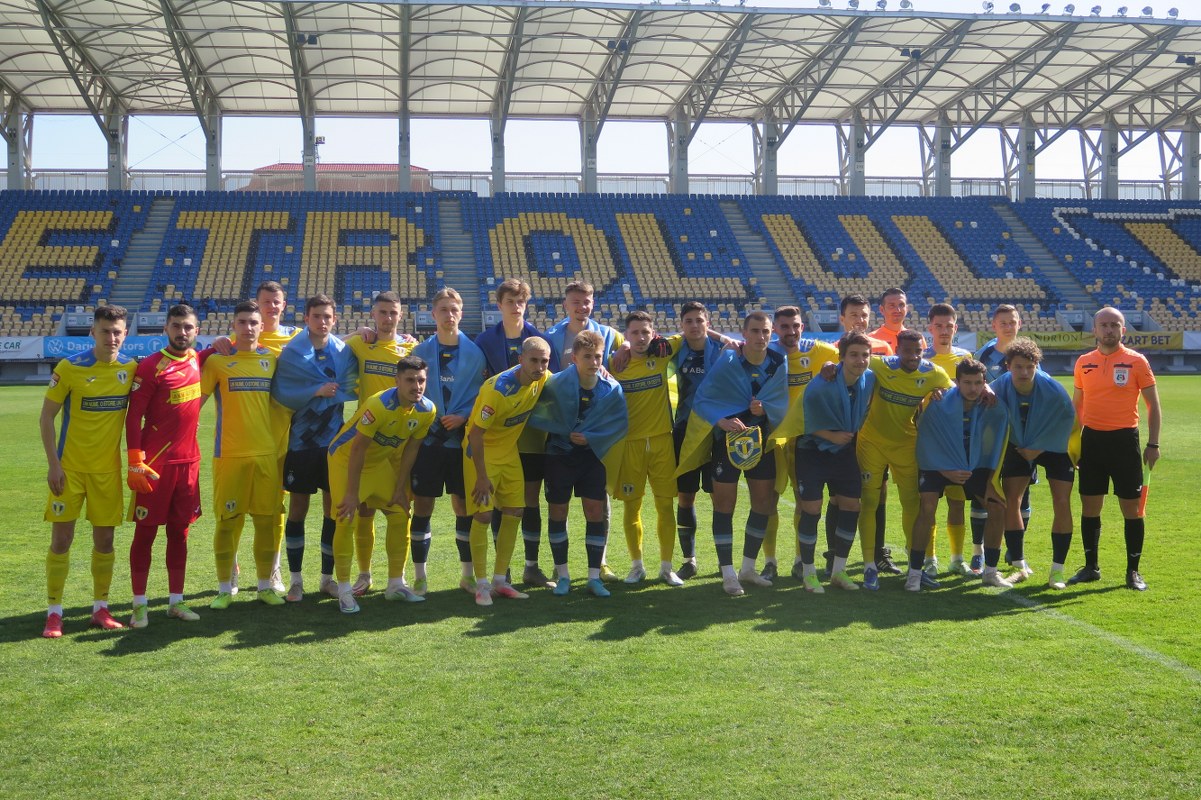 Deși mai sunt cinci meciuri în play-off și vreme din plin până la deadline-ul contractelor mai multor jucători, un oficial al FC Petrolul a scos deja trei dintre ei la “mezat”! Explicația a fost să aibă timp vreo două-trei luni cei aflați pe “făraș” să-și găsească echipe!