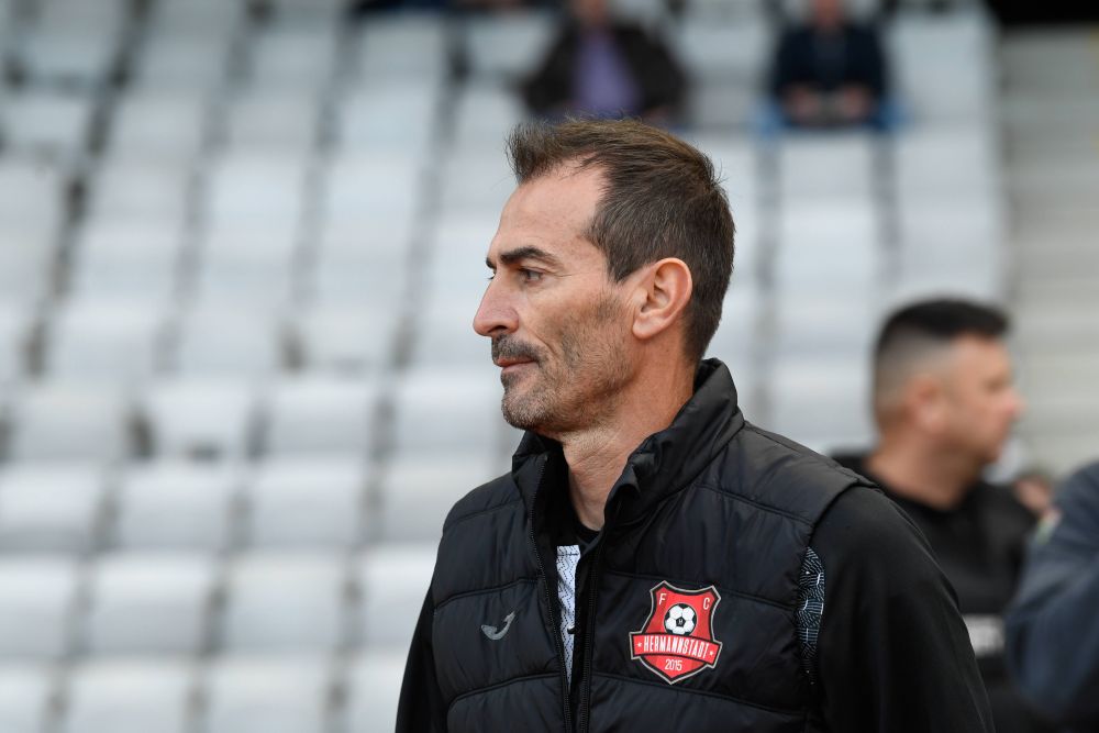 De ce a dat peste cap calculele hârtiei FC Hermannstadt pe “Cluj Arena”? Ba chiar, poate termina sezonul în postură de campioană a Ligii a II-a, dacă va reuși să treacă de CSA Steaua, iar FC Petrolul nu va scoate, la Slobozia, rezultatul favorit din play-off – remiza!