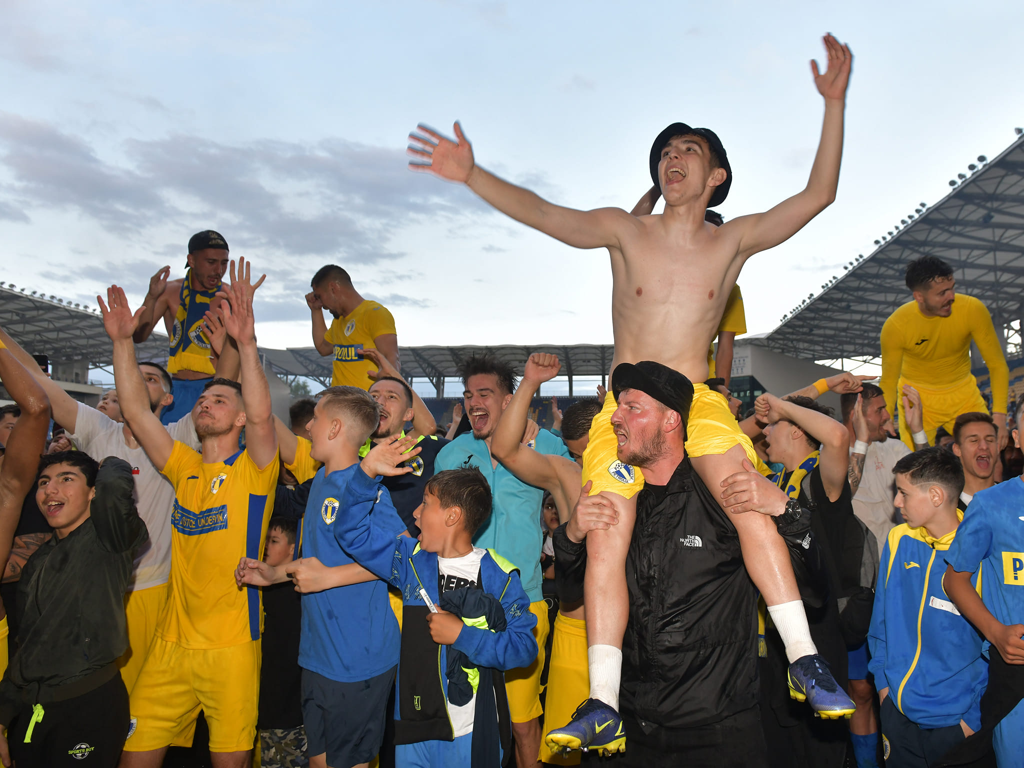 “Penitența” de șase ani a Petrolului în eșaloanele inferioare, după un faliment, a luat sfârșit pe 9 mai 2022! “Super Mario” a fost responsabilul cu golurile de senzație ale victoriei necesare promovării directe, cu o etapă înainte de finalul play-off-ului!