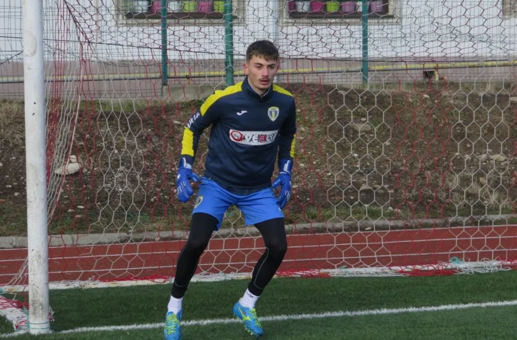 Sporește lista juniorilor și tineretului de la Petrolul convocați la loturile naționale ale României. Acum, a venit rândul unui alt fotbalist produs al academiei împrumutat să joace mai mult, portarul Mihai Berbeacă! Sporește lista juniorilor și tineretului de la Petrolul convocați la loturile naționale ale României. Acum, a venit rândul unui alt fotbalist produs al academiei împrumutat să joace mai mult, portarul Mihai Berbeacă!