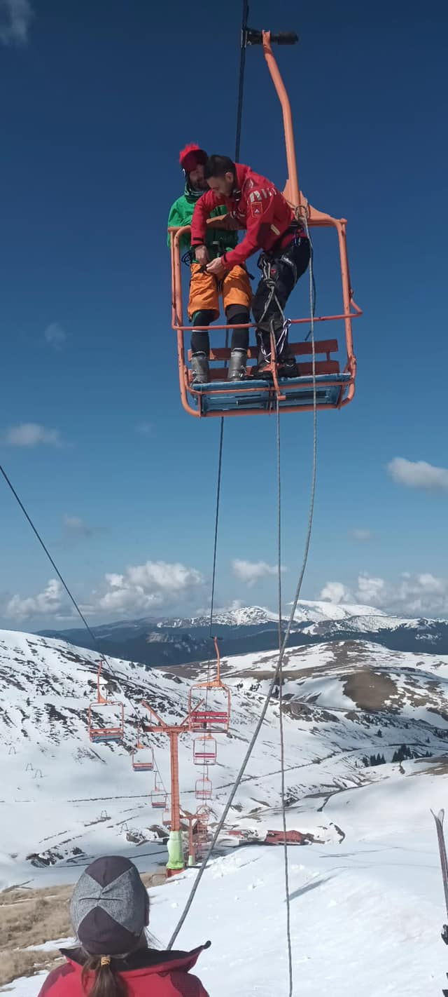 Turiștii, coborâți din telescaun, la Sinaia, de salvamontiști Turiștii, coborâți din telescaun, la Sinaia, de salvamontiști