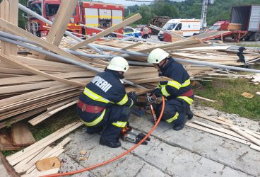 O stivă de scânduri s-a prăbușit peste 4 oameni, la un gater din Măneciu (imagini)