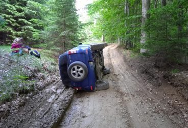 SUV 4×4 răsturnat în drum spre Tabla Buții. O familie cu doi copii, recuperată de salvamontiști