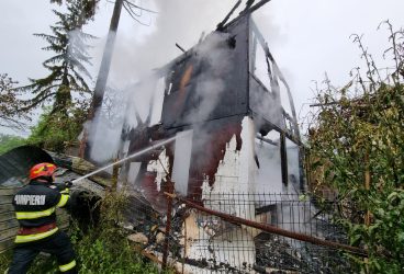 Casă din Provița de Sus a ars din temelii, în incendiu