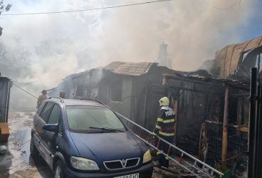 Un incendiu s-a întins la 4 case din oraşul Băicoi (imagini)