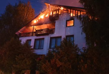 Fabrica de mobilă Bradul Măneciu, mistuită în incendiu