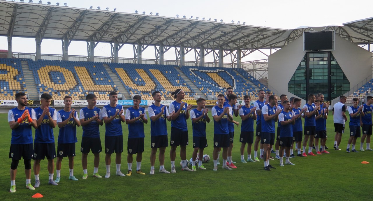 Reunire la început de săptămână, la FC Petrolul, ca în… meciurile oficiale! Puține noutăți la o echipă nou-promovată, plus “peluze” translatate la tribuna 1! Revenire neaștepată, după trei ani, la clubul găzarilor