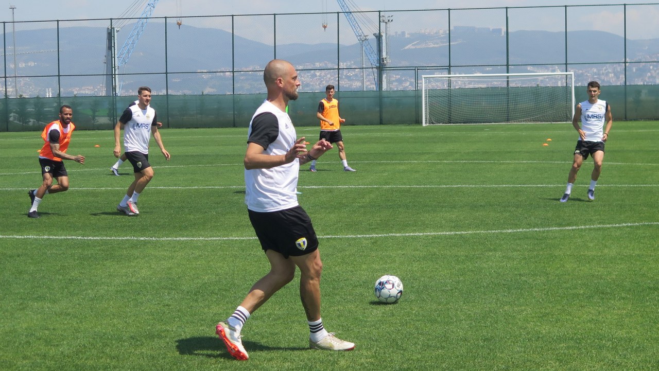 După aproape trei săptămâni de la reluarea pregătirilor pentru viitorul sezon al Ligii 1, FC Petrolul Ploiești va bifa joi și cel dintâi meci amical. Adversară, o echipă de prim eșalon din Moldova de peste Prut