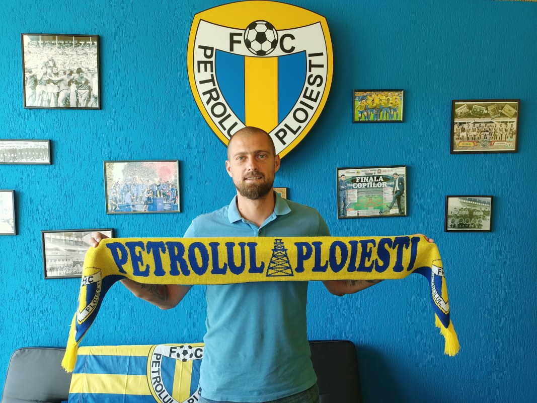 S-a mai domolit joi “înghesuiala” la semnături pe contracte la FC Petrolul. Unicul care și-a pus apostila a fost veteranul sufletist Gabriel Tamaș. Restul țintelor a fost trecut pe “hold”!