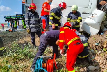 Autoturism căzut într-o râpă adâncă de 20 de metri, pe DN1, la Comarnic