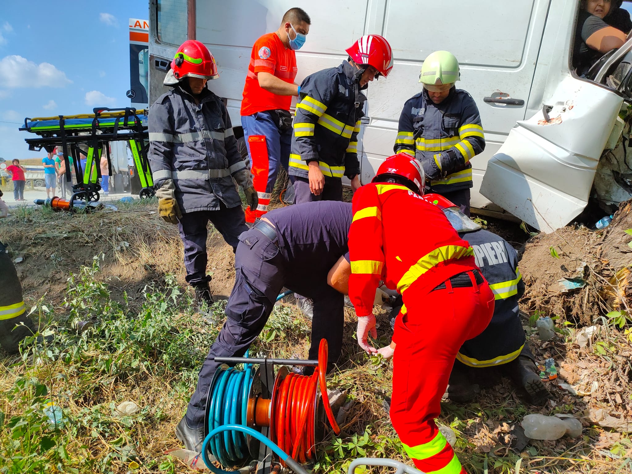 Autoturism căzut într-o râpă adâncă de 20 de metri, pe DN1, la Comarnic Autoturism căzut într-o râpă adâncă de 20 de metri, pe DN1, la Comarnic