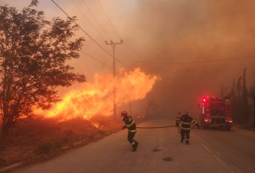 Pompierii români participă la stingerea incendiului de proporții din nord-estul Atenei (imagini)