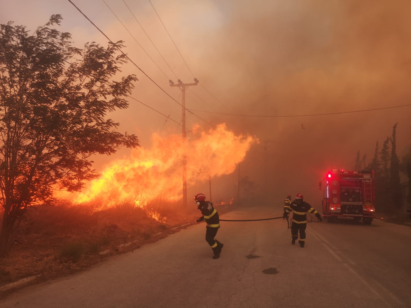 Pompierii români participă la stingerea incendiului de proporții din nord-estul Atenei (imagini) Pompierii români participă la stingerea incendiului de proporții din nord-estul Atenei (imagini)