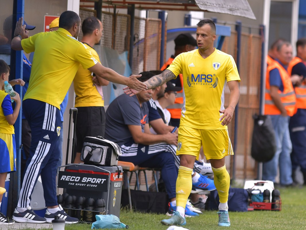 După cinci victorii și o remiză, FC Petrolul aproape că și-a cristalizat primul “11”, cu o săptămână înainte de debutul Superligii. Dacă semnează și Felix Mathaus, ar mai putea apărea însă o modificare în formula de start