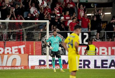 După “dubla” lui David Miculescu, de la Arad, FC Petrolul s-a luat la braț cu echipa CS Mioveni, punând mâinile pe “lanterna roșie”! Prahovenii și argeșenii nu au niciun punct și nu au marcat niciun gol, în două etape din Superligă!