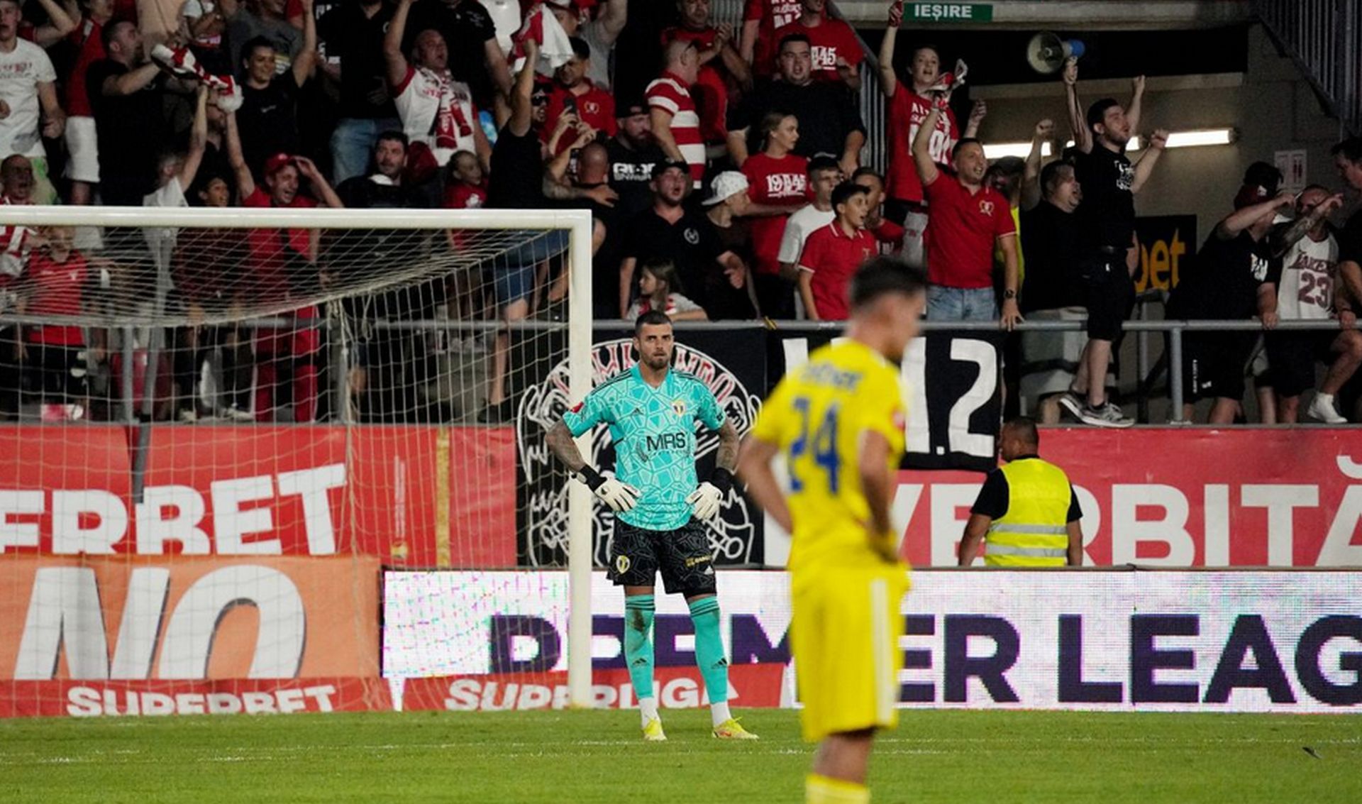 După “dubla” lui David Miculescu, de la Arad, FC Petrolul s-a luat la braț cu echipa CS Mioveni, punând mâinile pe “lanterna roșie”! Prahovenii și argeșenii nu au niciun punct și nu au marcat niciun gol, în două etape din Superligă!