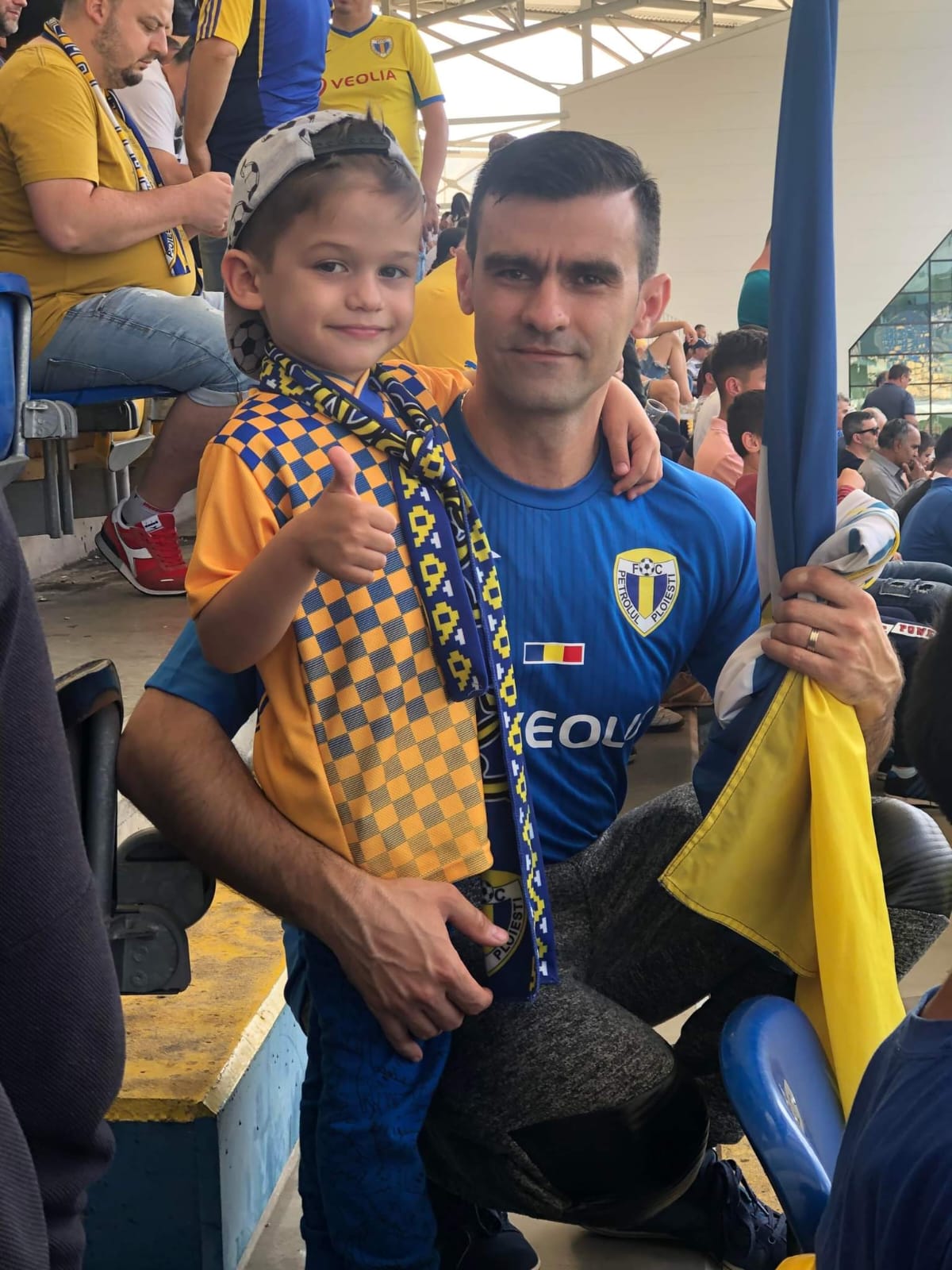 Mare fan al unei noi echipe din Superligă, FC Petrolul, ploieșteanul Ionuț Cărbureanu a făcut cadou clubului găzarilor ideea graficii colantării noului autocar