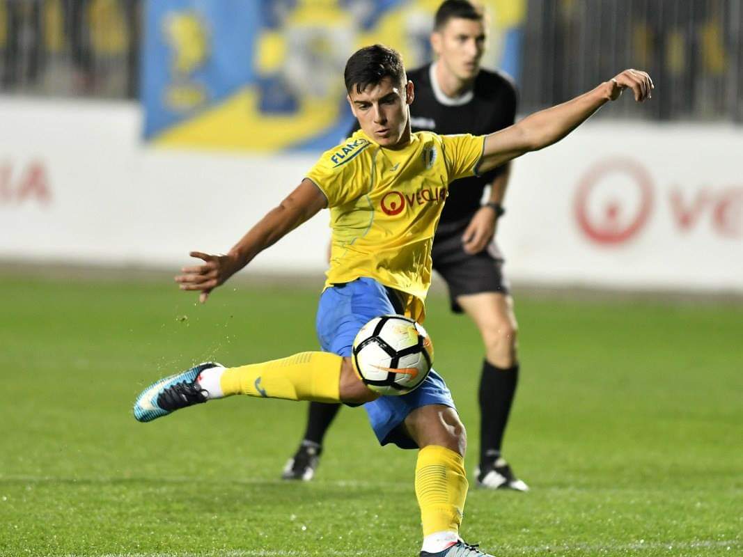 FC Petrolul mai împrumută doi fotbaliști la Liga a III-a, unul în țară și altul în… străinătate! Între timp a aflat și brigada de șase arbitri de astăzi, de la debutul în Superligă, cu FC Voluntari