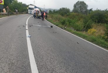 Un motociclist şi-a pierdut piciorul în impactul cu un tir, pe DN1A, la Teişani