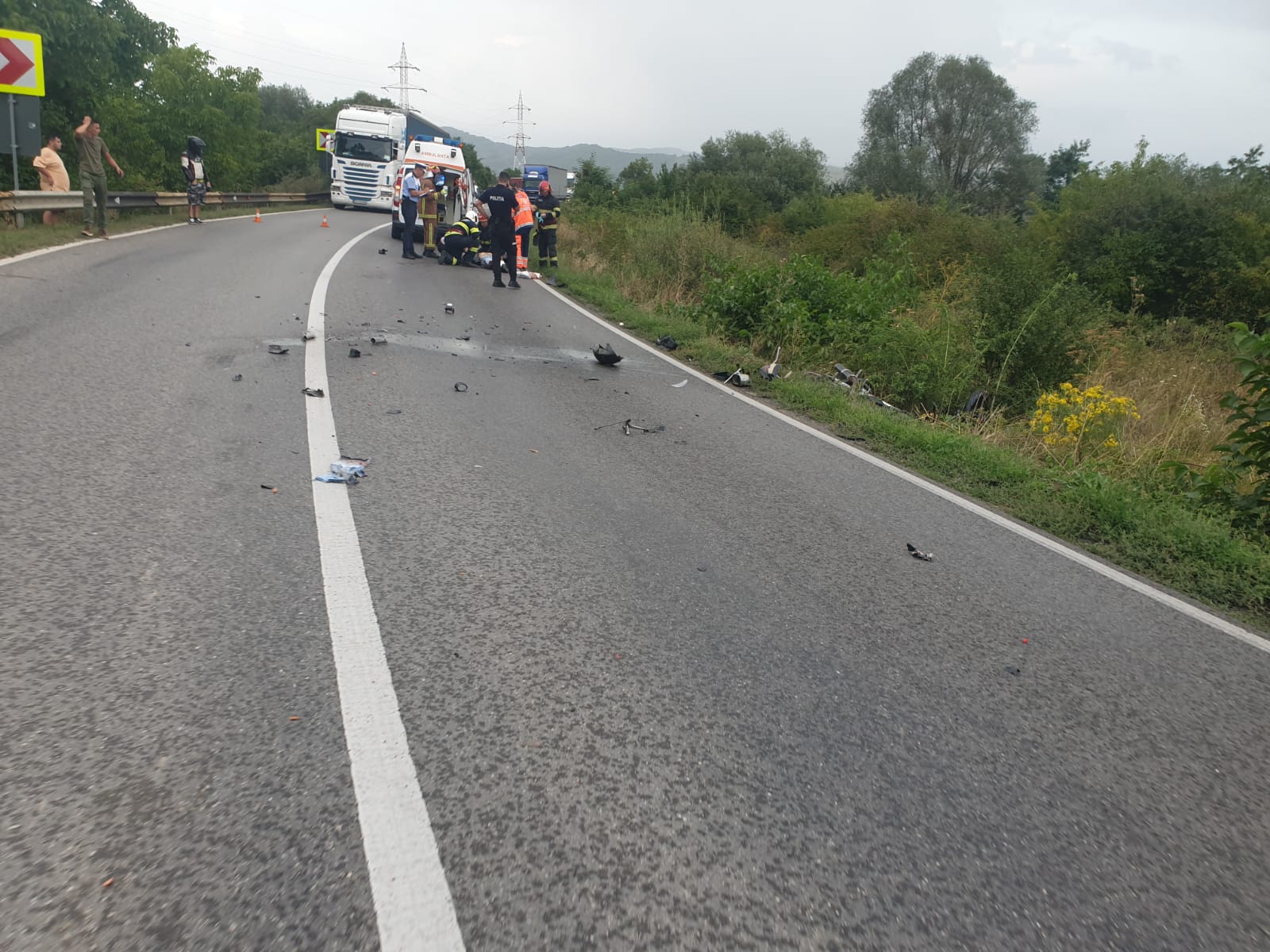 Un motociclist şi-a pierdut piciorul în impactul cu un tir, pe DN1A, la Teişani