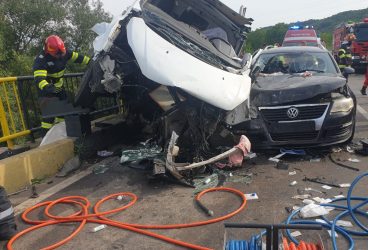 Accident cu 9 răniți și un mort, la Teișani