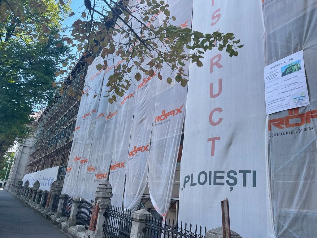 Au început lucrările de restaurare a fațadei și acoperișului Colegiului Național I.L.Caragiale Ploiești