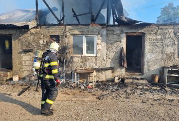 Casă distrusă în incendiu la Brebu