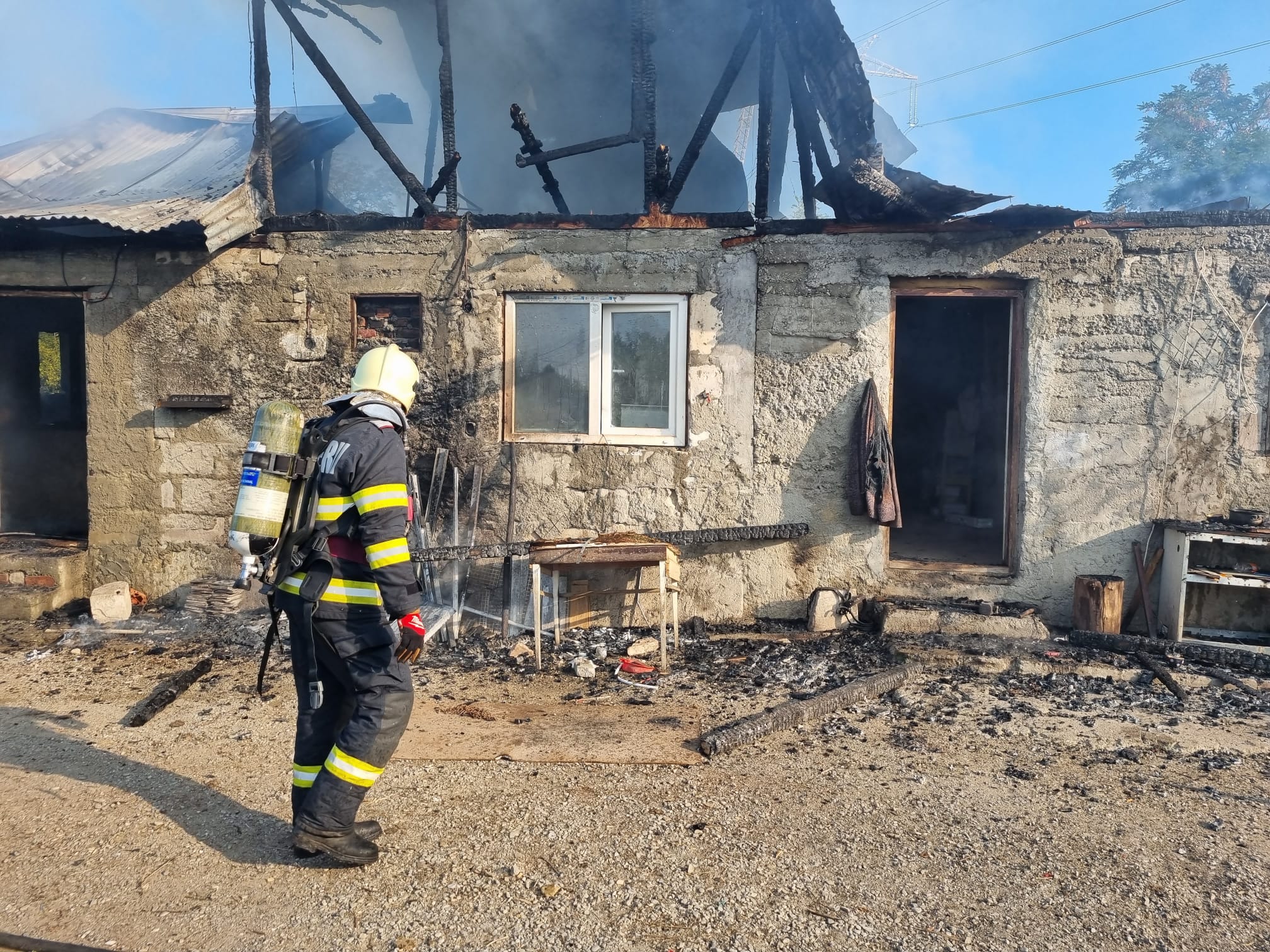 Casă distrusă în incendiu la Brebu
