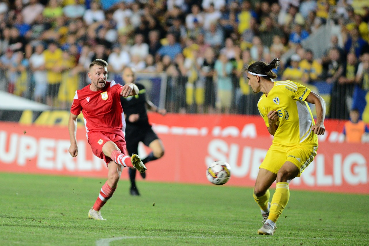 Când joci, cel puțin o repriză, ca o… “lanternă”, nu ai cum să câștigi în fața unei “lanterne”! Corect ar fi fost s-o învingă “lanterna”, CS Mioveni, pe echipa de pe 5, FC Petrolul!