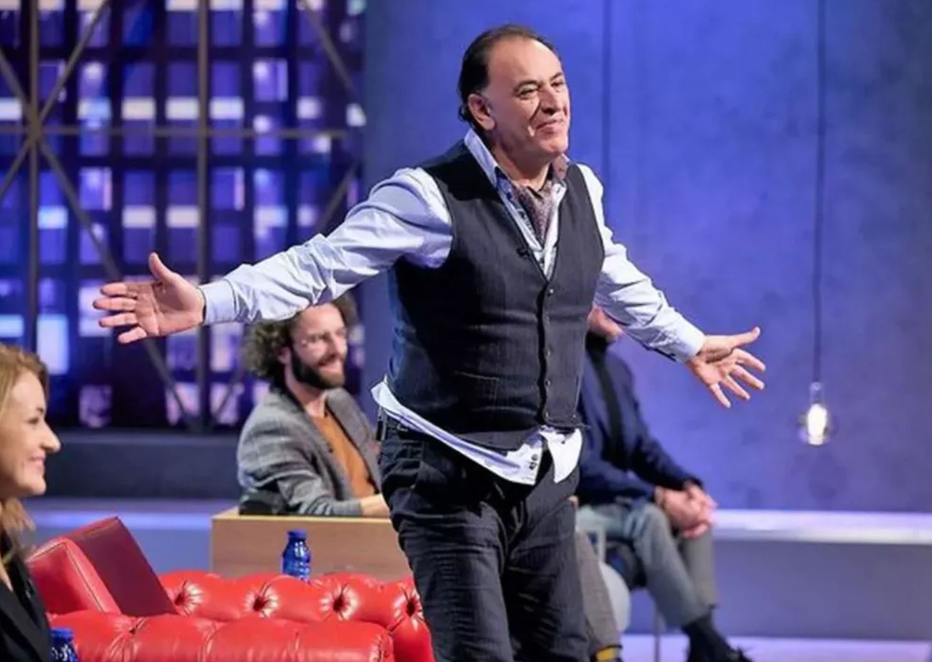 Fost fotbalist al Petrolului și al Stelei, Vivi Răchită îl atacă pe afaceristul libanez Muhammad Murad, după ce acesta a refuzat s-o finanțeze pe echipa găzarilor, din cauza edilului-șef al Ploieștilor! În jargon, ex-managerul general al unei defuncte SA îl acuză pe potențialul investitor de… mangleală!