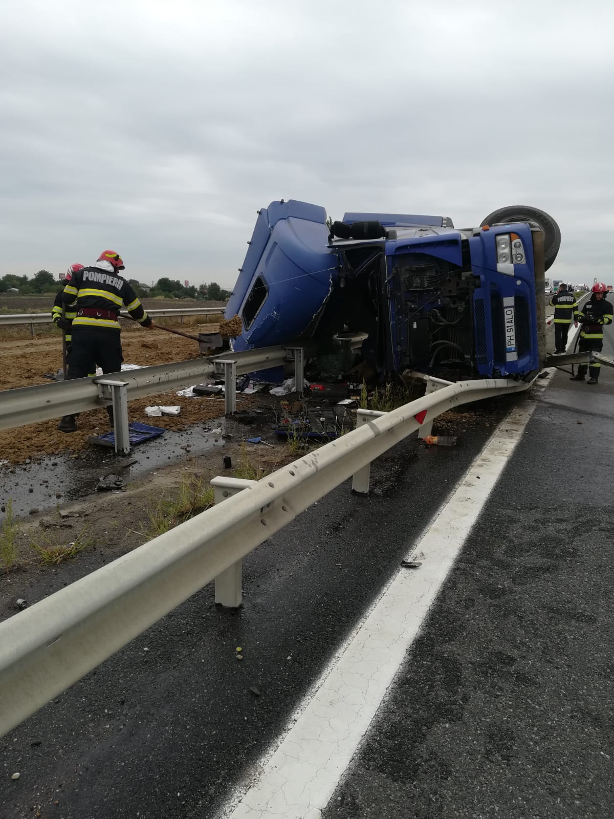 O autobasculantă încărcată s-a răsturnat pe Autostrada A3