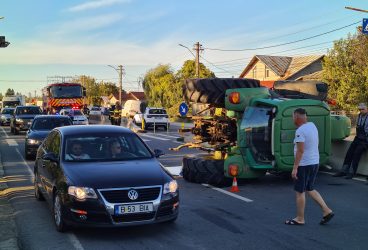 Tractor răsturnat pe DN1 – imagini