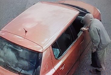 A fost săltat de poliție bărbatul care a jefuit un bătrân în orașul Slănic (imagine cameră supraveghere)