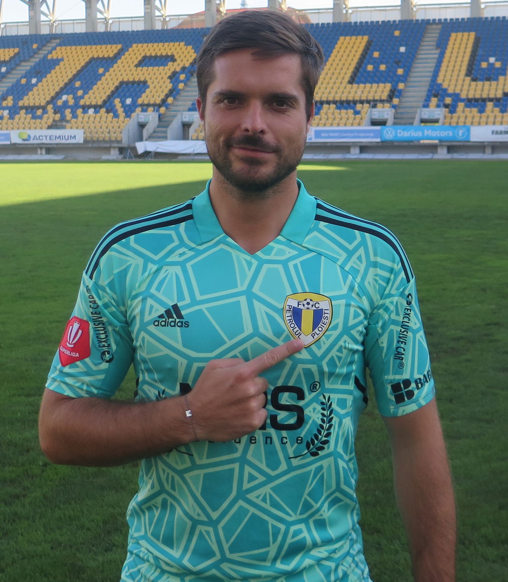 Cu transferurile blocate, FC Petrolul tot aduce jucători, ultimul prezentat: un portar austriac din Bundesliga! Fără drept de joc, însă, ca și fundașul central Mathaus. Veste bună: la meciul cu Farul, lovitura de începere o va da campionul din 1966 Sandu Boc!