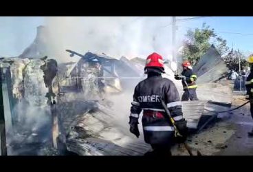 Imagini de la incendiul violent la o casă din Nisipoasa (Plopu)