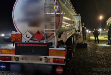 Șofer de TIR prins în flagrant delict când sustrăgea din rezervor 100 de litri de produs petrolier
