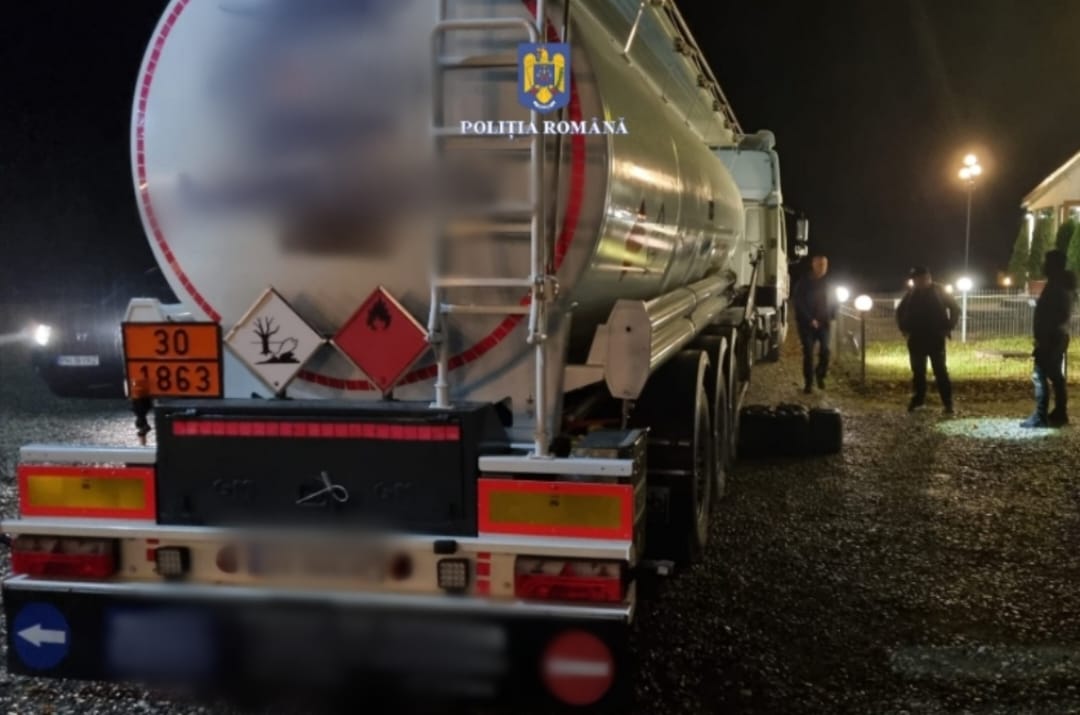 Șofer de TIR prins în flagrant delict când sustrăgea din rezervor 100 de litri de produs petrolier