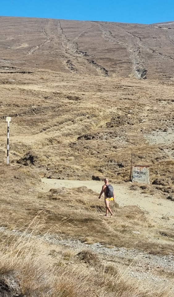 Imagini cu bărbatul care a urcat în pielea goală la Vârful Omu Imagini cu bărbatul care a urcat în pielea goală la Vârful Omu