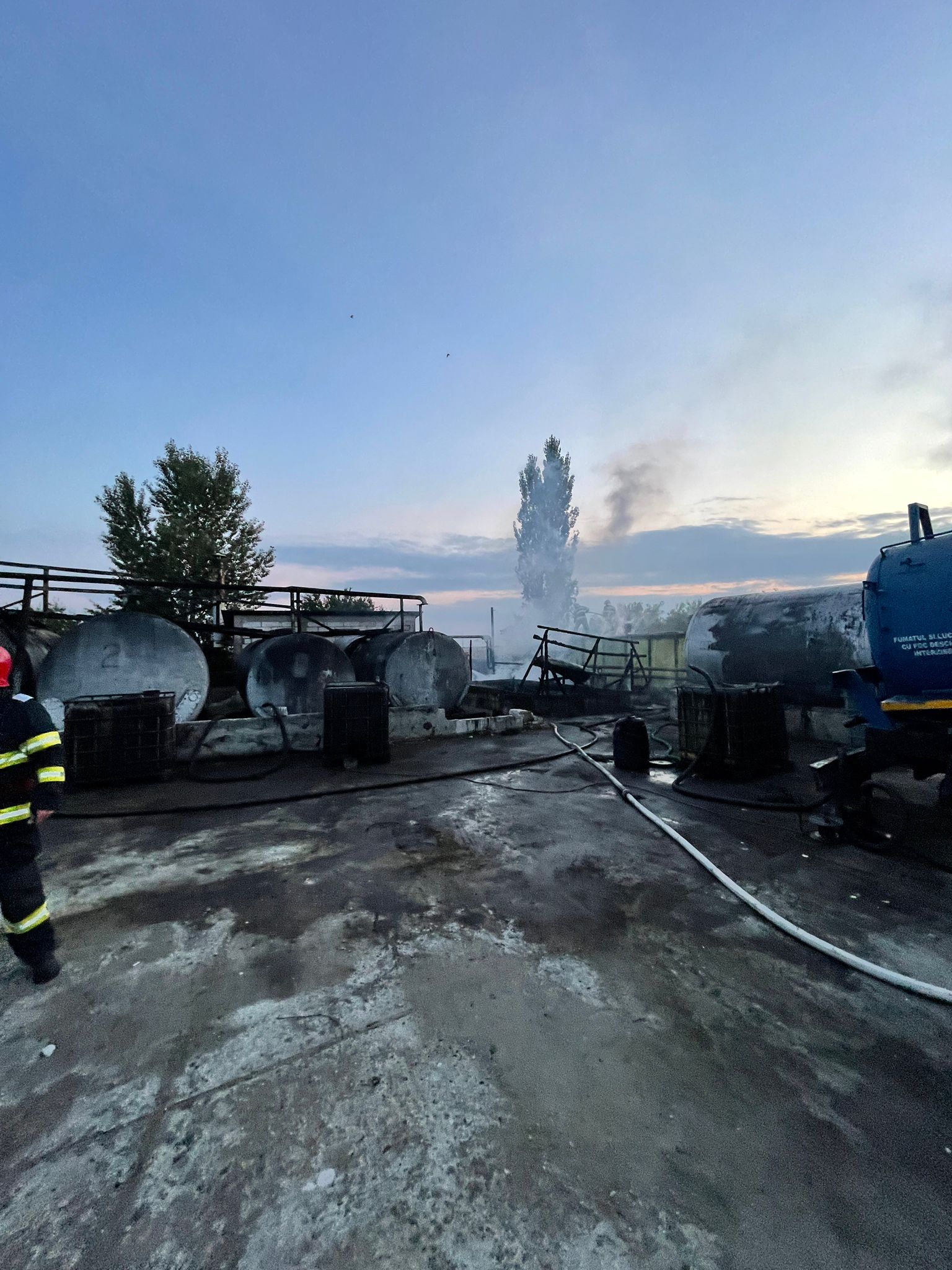 Un incendiu de reziduuri petroliere a fost stins înainte să spulbere opt rezervoare din apropiere