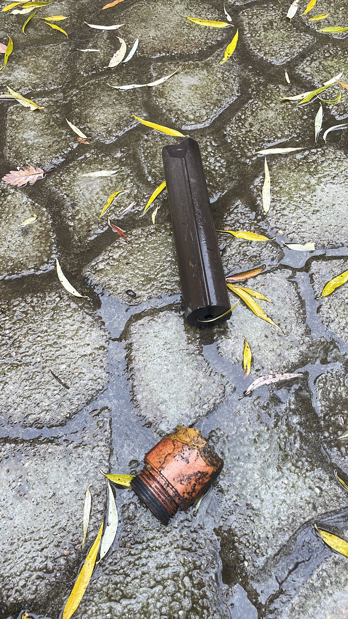 Bucăți dintr-o rachetă antigrindină au căzut pe o casă din comuna Valea Călugărească