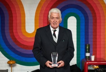 De ce atât de târziu premiul de “LEGENDĂ A FOTBALULUI ROMÂNESC” acordat Seniorului Mircea Dridea? De ce nu și lui Eduard Iuhas și Alexandru Boc? Și ei au fost CAMPIONI și au învins-o – nimeni alții de la noi nereușind – pe Liverpool FC!