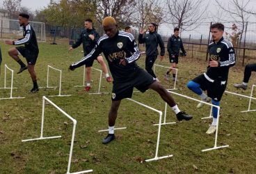 Unul a plecat, iar altul a venit. Sub conducerea tehnică a lui Nae Constantin nu se mai află un fost rapidist. S-a pus sub comandă căpitanul echipei naționale “U 23” a Coastei de Fildeș, care e fundaș lateral