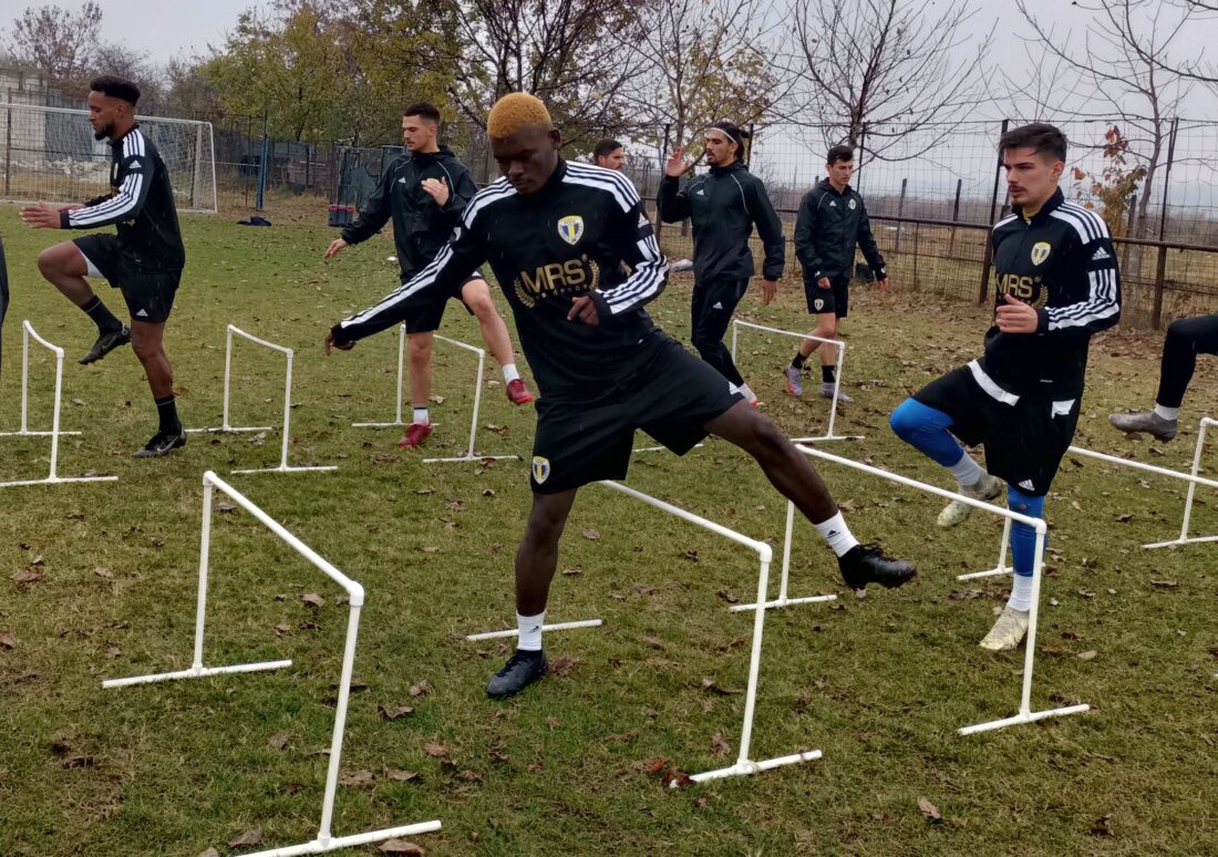 Unul a plecat, iar altul a venit. Sub conducerea tehnică a lui Nae Constantin nu se mai află un fost rapidist. S-a pus sub comandă căpitanul echipei naționale “U 23” a Coastei de Fildeș, care e fundaș lateral Unul a plecat, iar altul a venit. Sub conducerea tehnică a lui Nae Constantin nu se mai află un fost rapidist. S-a pus sub comandă căpitanul echipei naționale “U 23” a Coastei de Fildeș, care e fundaș lateral