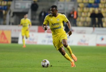 “Pedeapsă” solidă și lichidă pentru “Omul meciului” dintre FC Petrolul și UTA! Irobiso a scos un “11 metri”, a marcat golul unei desprinderi și a fost… eliminat pe final, din cauza unui gest impardonabil, dar cumva justificat!