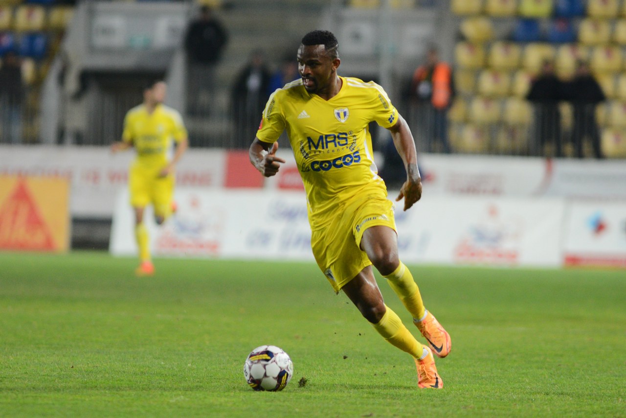 “Pedeapsă” solidă și lichidă pentru “Omul meciului” dintre FC Petrolul și UTA! Irobiso a scos un “11 metri”, a marcat golul unei desprinderi și a fost… eliminat pe final, din cauza unui gest impardonabil, dar cumva justificat!