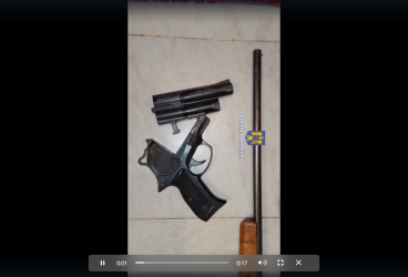 Doi tineri din Mizil, săltați de poliție după ce s-au fălit pe facebook cu o armă