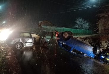 Imagini de la accidentul crunt petrecut la Măneciu. Unul dintre șoferi a fugit de la locul accidentului.